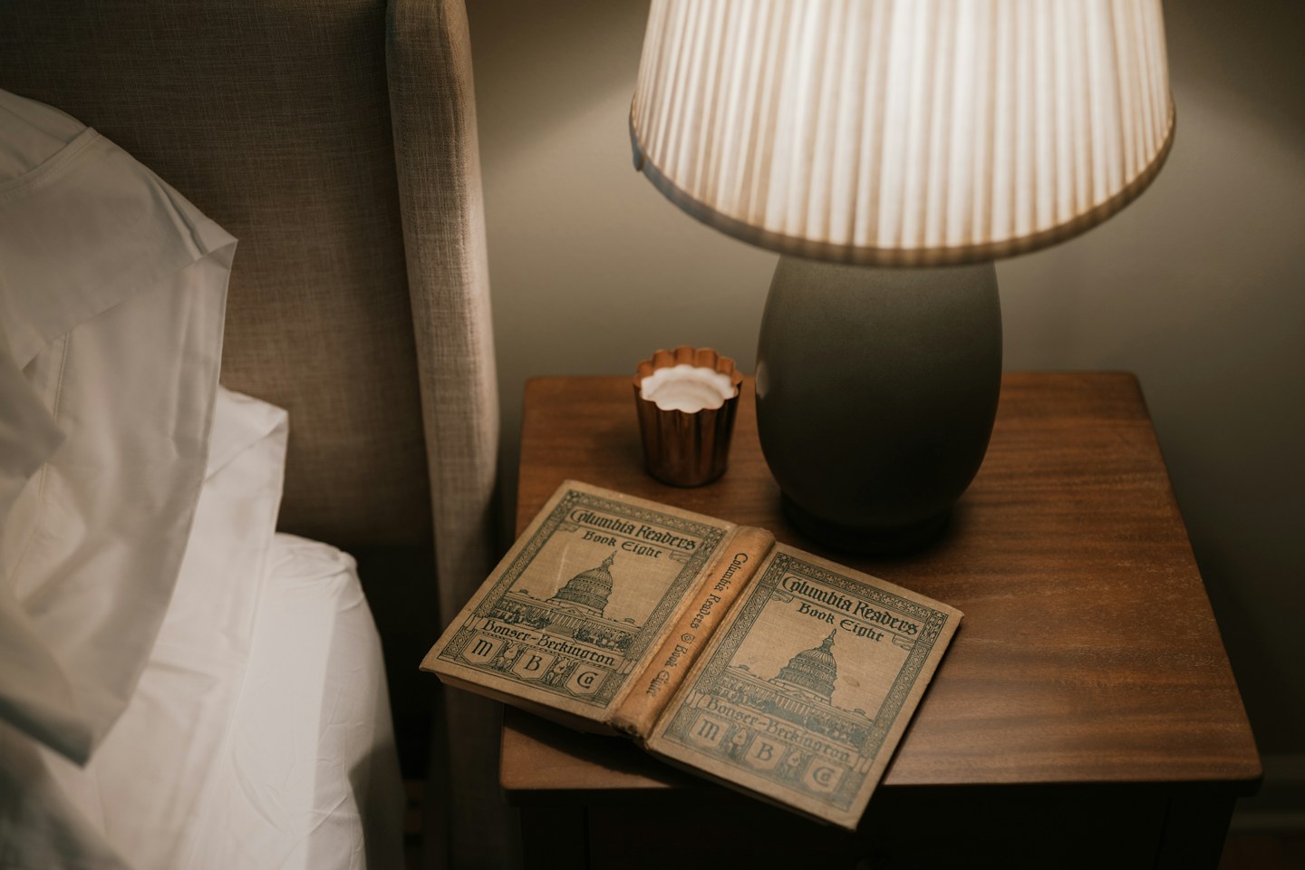 Eine warme Nachttischlampe neben einem Buch